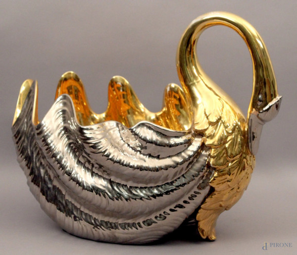 Centrotavola a forma di cigno in ceramica argentata e dorata, cm 37x48x32.