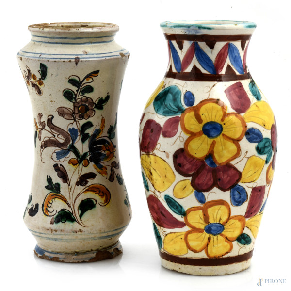 Lotto di albarello in maiolica e vaso in ceramica, XX secolo, altezza massima cm 24, (segni di usura, felature, scalfiture, cadute di smalto stannifero, difetti di cottura, rotture)