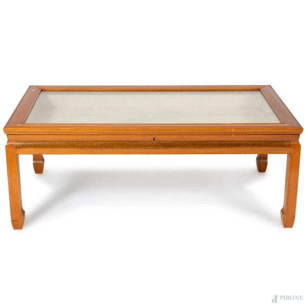 Tavolo basso a bacheca in noce con apertura scorrevole, XX secolo, cm 45x120x70, (segni di usura, scalfiture)