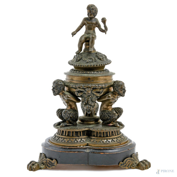 Calamaio in bronzo a guisa di tre satiri sorreggenti cratere sormontato da putto, poggiante su base in legno, XX secolo, altezza cm 26, (segni di usura, difetti)