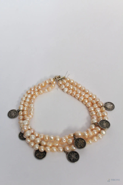 Collana di perle di fiume con monete.