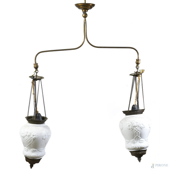 Lampada a sospensione a due luci con diffusori in vetro satinato e struttura in metallo, XX secolo, cm 115x90 circa, (segni di usura, difetti, da revisionare)