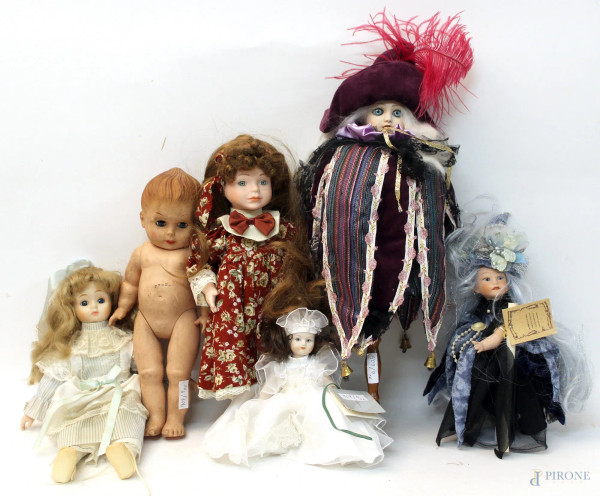 Lotto composto da sei bambole in materiali diversi.