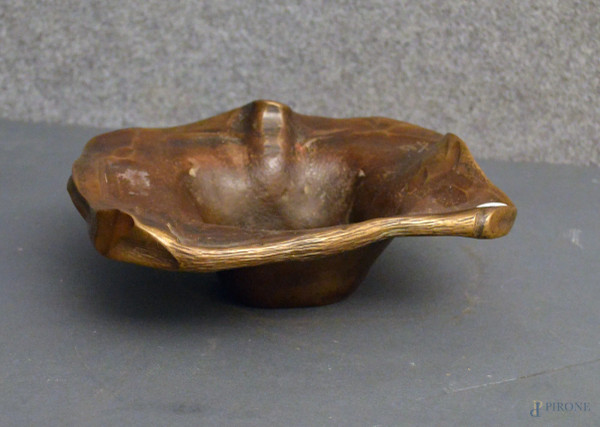 Posacenere in bronzo cesellato e brunito a forma di fazzoletto datato e siglato, h.7xdiam.22 cm.