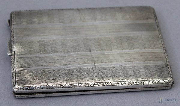 Portasigarette in argento cesellato, cm. 11x7,5.