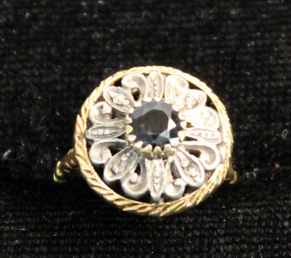Anello antico con diamantini a rosette e cabochon in zaffiro, oro 14 kt e argento, gr 6.