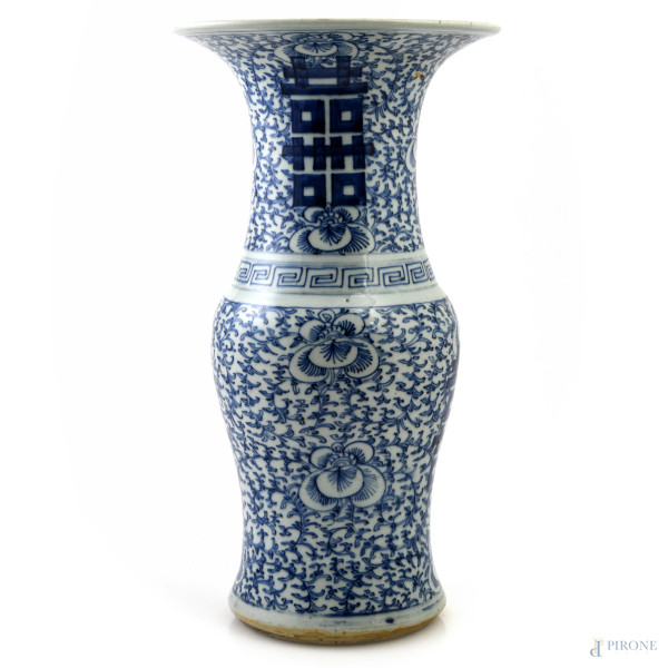 Vaso in porcellana decorata a motivi geometrico-floreali nei toni del bianco e del blu, Cina, XX secolo, altezza cm 40,5, (segni di usura, felature, difetti di cottura)