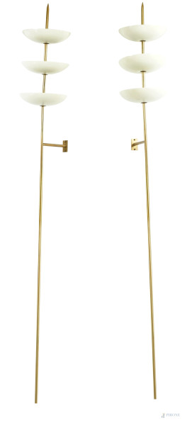Coppia di applique Stilnovo a sei luci a forma di lancia in ottone dorato lucido, tre ciotole in ottone bianco, altezza cm 222