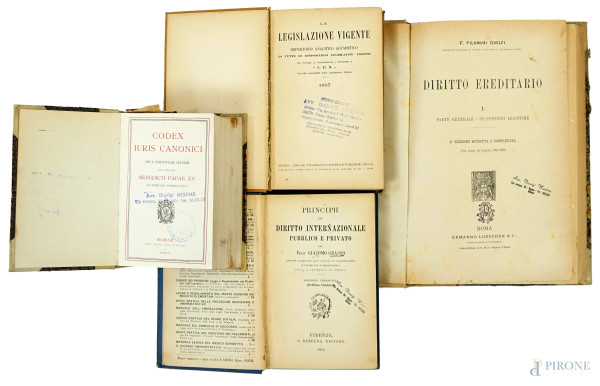 Lotto composto da quattro volumi di diritto del XX secolo, (difetti)