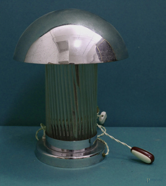 Lampada a fungo in metallo cromato e vetro, anni 70, h. 32 cm.