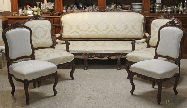 Salotto Luigi XV in noce con particolari intagliati, rivestito in stoffa fiorata, composto da un divano, due poltrone e due sedie.