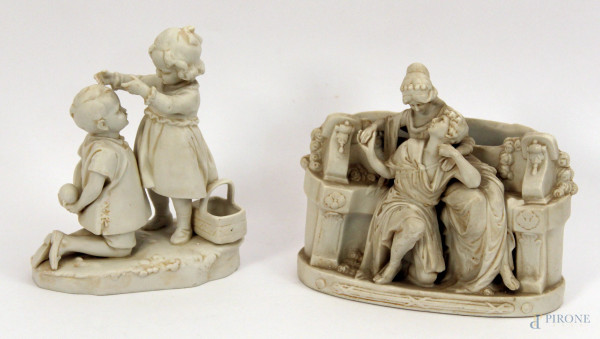 Lotto composto da due statuine in bisquit raffiguranti due bambini ed una scena romantica, Inizi XX sec., h. cm 14.