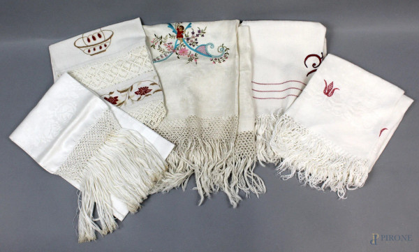 Lotto di 5 asciugamani in lino e fiandra, prima metà XX secolo