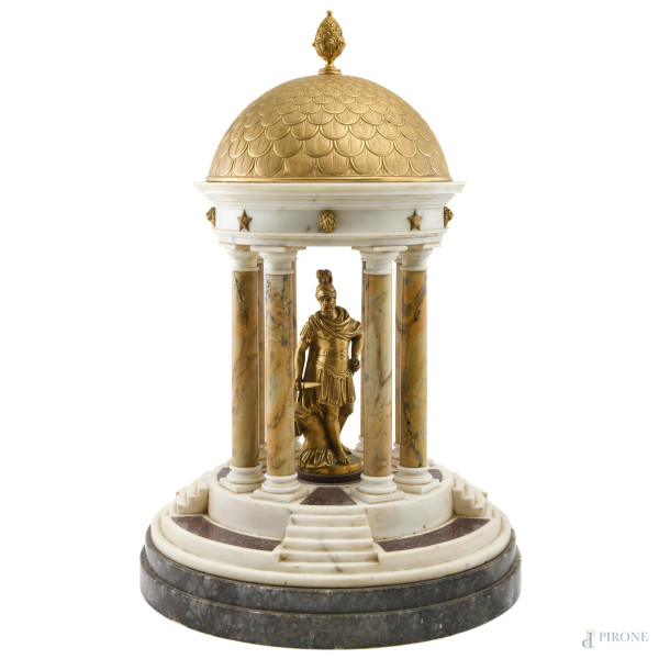 Modello di tempio romano monoptero in marmo e bronzo dorato con al centro scultura bronzea raffigurante soldato romano, XX secolo. altezza cm 56 ca., (segni di usura, scalfiture, difetti)