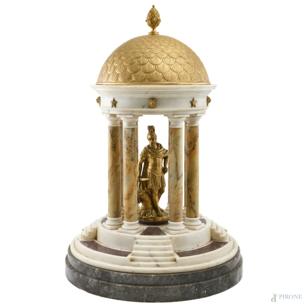 Modello di tempio romano monoptero in marmo e bronzo dorato con al centro scultura bronzea raffigurante soldato romano, XX secolo. altezza cm 56 ca., (segni di usura, scalfiture, difetti)