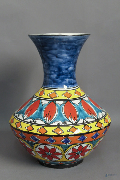 Vaso marcato in maiolica policroma, H 44 cm.