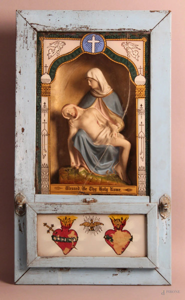 Teca in legno , dipinto contenente scultura in gesso policromo, raffigurante la Piet&#224;, primi &#39;900, cm. 59x34, altezza scultura 27 cm.