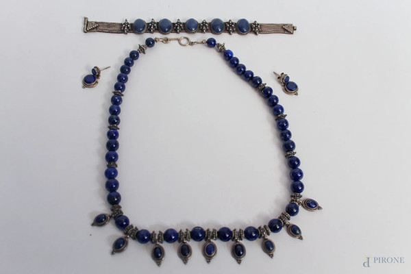Parure composta da una collana, un bracciale ed una coppia di orecchini in metallo e lapislazzuli.