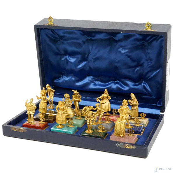 Dodici segna posto in argento dorato raffiguranti i personaggi della Commedia dell'Arte 