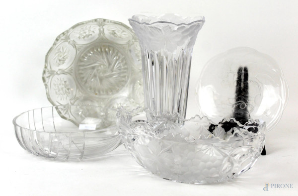 Lotto composto da tre centrotavola, un vaso ed un piattino in cristallo controtagliato, alt. max cm 25,5, XX secolo.