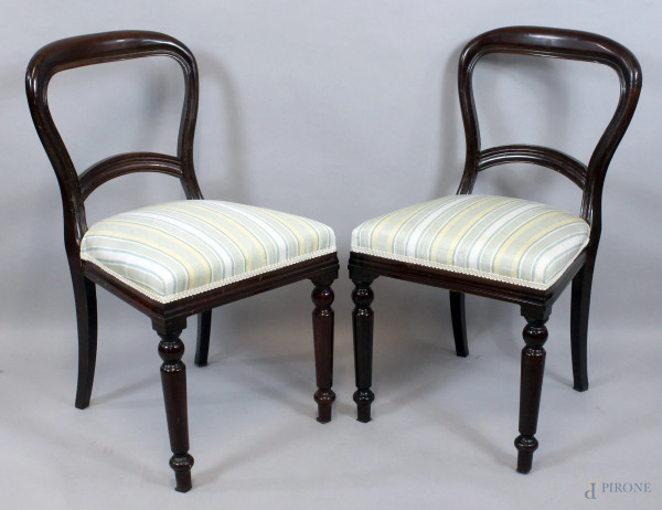 Coppia di sedie in mogano, sedile in stoffa a righe, XIX secolo.