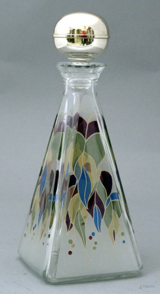 Bottiglia di forma piramidale in vetro a decoro di foglie colorate, tappo argentato, altezza 30,5 cm.