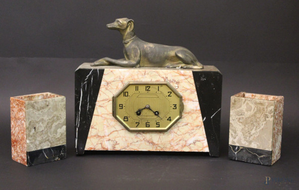 Trittico composto da uno orologio e due alzate in marmo periodo dec&#242;, h. 30 cm.
