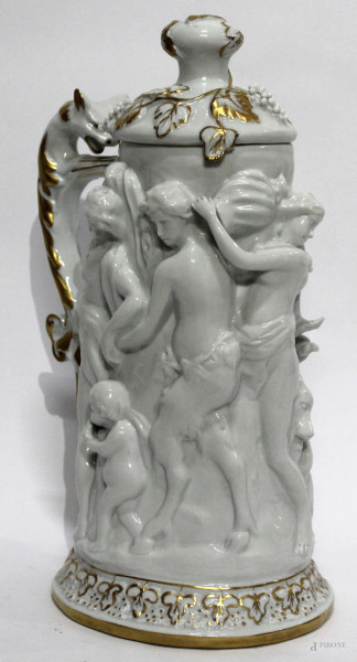 Boccale in porcellana bianca con scena baccanale a rilievo, particolari dorati, marcata Capodimonte tiche h.32 cm