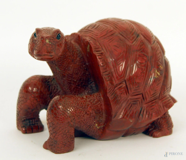 Scultura in diaspro rosso, raffigurante tartaruga, H. 11x17 cm., Cina XX sec.
