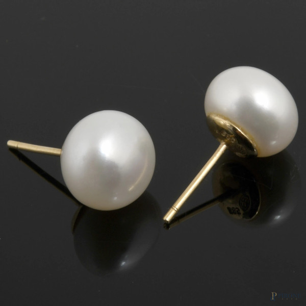 Coppia di orecchini in oro basso con perle, peso gr 2,9