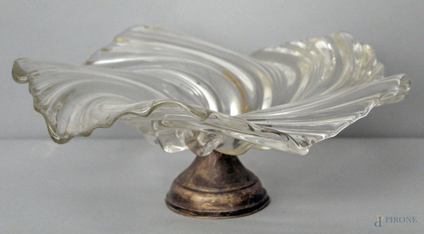 Centrotavola in cristallo a torchione, poggiante su base in argento, primi 900, h.14x37 cm