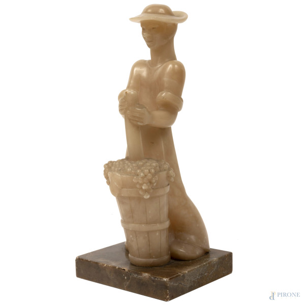 La pigiatura dell'uva, scultura in onice, XX secolo, altezza cm 25,5 (difetti)