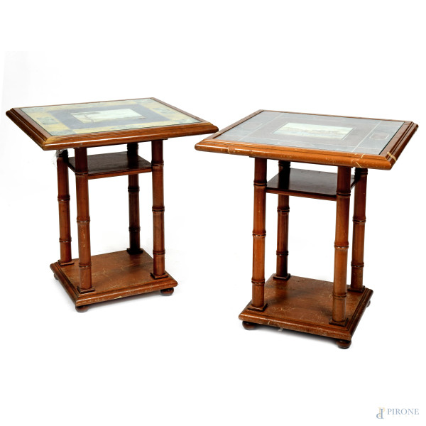 Coppia di tavolini in noce con piano quadrato a vetro  contenente tavola in compensato decorata a tecnica mista raffiguranti " Napoli dalla Collina di Posillipo" e "la Darsena con Maschio Angioino" entro  quadrature a finto marmo, XX secolo, cm 72x64x64, (segni di usura, scalfiture, graffi difetti)