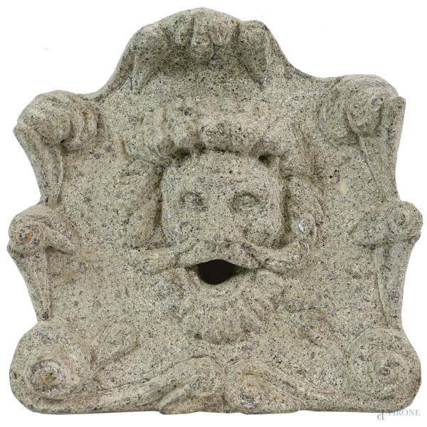 Bocca di fontana in pietra scolpita, decorata al centro da mascherone, cm 51x50x10, (difetti)