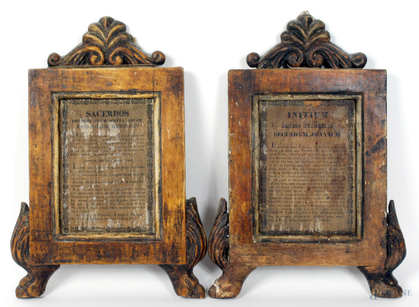 Coppia di cartaglorie in legno intagliato, contenenti preghiere a stampa, altezza cm. 34, XIX secolo