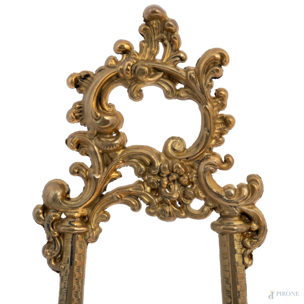 Lotto di tre cavalletti in bronzo dorato finemente cesellato, XX secolo, altezza massima cm 39,5