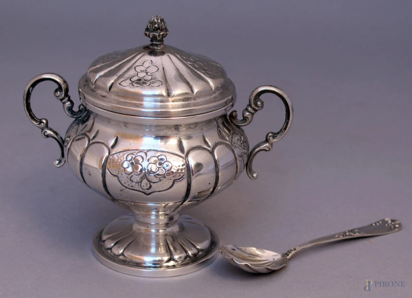 Zuccheriera in argento a due manici, completa di cucchiaio, altezza 12 cm, gr. 187.