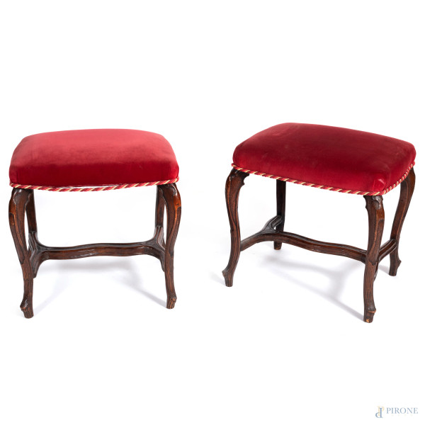 Coppia di sgabelli con struttura in legno intagliato, gambe mosse e sedute imbottite e rivestite in velluto rosso, XIX-XX secolo, cm 53x53x45, (segni di usura, rotture, restauri, fori di tarlo, difetti)
