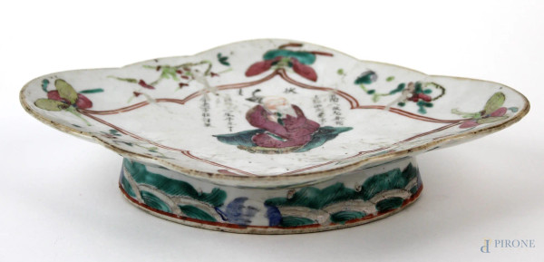 Alzatina in porcellana policroma, altezza cm. 4,5x19x22,5, Cina XX secolo