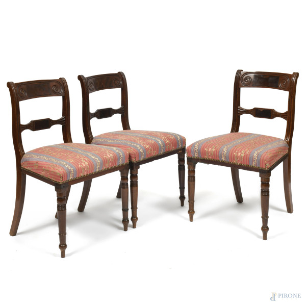Lotto di tre sedie in mogano con gambe tornite. Seduta imbottita e rivestita in tessuto nei toni del rosso, blu e oro, cm 80x36,5x42, (segni di usura, scalfiture)