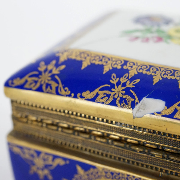 Lotto composto da un candelabro ed un cofanetto in porcellana policroma, manifatture diverse, XX ...