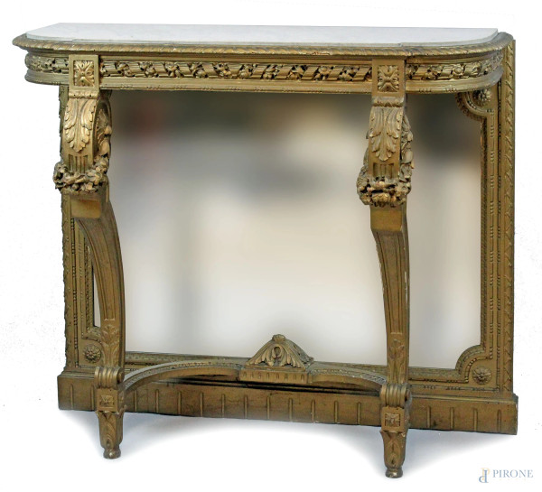 Consolle stile Luigi XVI, inizi XX secolo, in legno intagliato e dorato, piano in marmo, specchiera di linea rettangolare da appoggio, gambe mosse scanalate riunite da traversa, cm 98x110x50, (difetti)