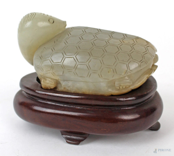 Tartaruga in giadeite, base in legno, cm 5x9x6,  arte orientale, XX secolo.