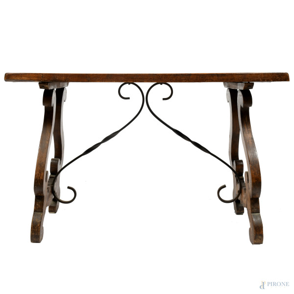 Tavolo fratino in noce con gambe a lira raccordate da traversa a volute in ferro battuto, XIX-XX ...