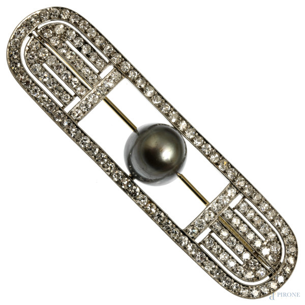 Spilla in oro bianco con perla centrale e pavè di brillanti, cm 7x2, peso gr 16,4