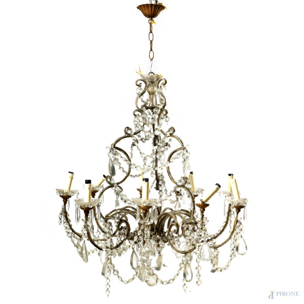Lampadario a nove luci in ferro battuto e pendenti in cristallo, XX secolo cm 118x79, (segni di usura, difetti, mancanze)