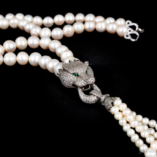 Collana di perle con ciondolo in argento a guisa di pantera in zirconi e pietre verdi, lunghezza ...