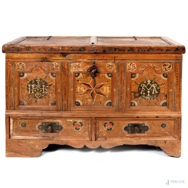 Cassapanca in legno intagliato e dipinto, XIX secolo, cm 82x121x58, (segni di usura, scalfiture, difetti)