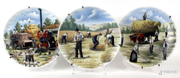 Tre piatti in porcellana Limoges raffiguranti scene di vita contadina, diametro cm 24, XX secolo.