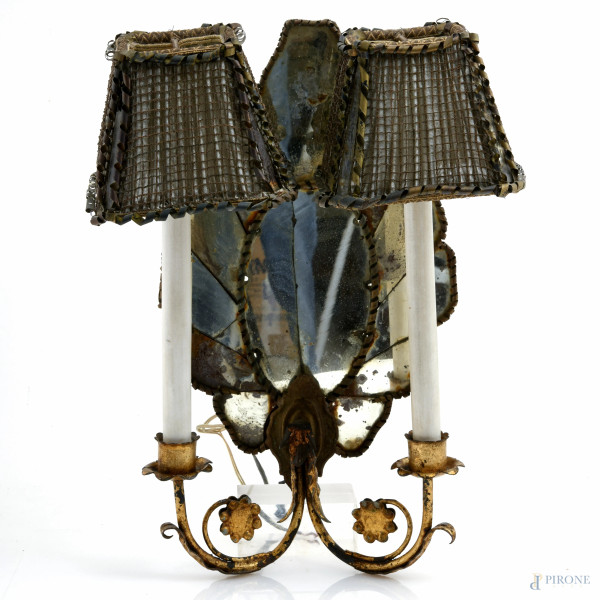 Applique a due luci, con bracci in metallo dorato a foggia di racemi raccordati da specchio frazionato e mistilineo, paralumi in tessuto, XIX-XX secolo, cm  38x29x15,  (difetti)